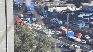 Camión de paltas se vuelca en General Velásquez: Conductores bajan de sus vehículos para robar parte de la carga