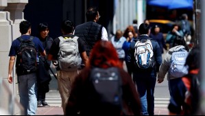 ¿Qué son los 'padres helicóptero'? El fenómeno mundial que se instala en la educación superior chilena