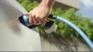 Sernac oficia a conocida automotora por venta de auto eléctrico: No sería compatible con las normas de carga en Chile