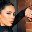 Revisa en detalle cuál fue la enigmática historia que subió a través de sus redes sociales Daniela Aránguiz, en la que aparece junto a la mano de un desconocido galán.