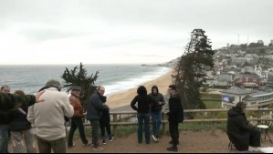 Borde costero de Viña del Mar fue evacuado: Habitantes esperan la llegada de las olas desde las alturas