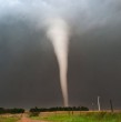 La Dirección Meteorológica de Chile emitió un aviso de probables tornados o trombas marinas en tres regiones del país a causa del sistema frontal que afecta a casi todo el país. Revisa dónde podría ocurrir,