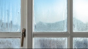 El sencillo truco con sal que ayuda a evitar las ventas empañadas en el hogar: En Europa es un éxito