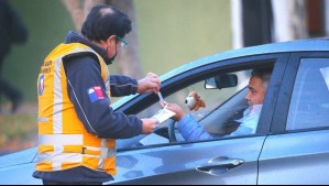 Revisa tu patente y evita multas: Estos son los autos que no pueden circular este viernes en 34 comunas