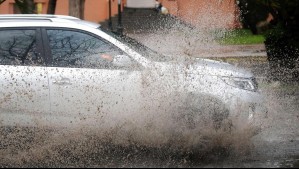 ¿Cuál es la multa por mojar a un peatón con el auto cuando llueve?