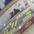 Un millonario robo de carne afectó a un local comercial durante la madrugada de este lunes, en la comuna de La Reina, en la Región Metropolitana. Carabineros detuvo en flagrancia a uno de los involucrados. Más en la nota.