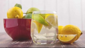 ¿Tomar agua con limón todos los días? Esto dicen los expertos sobre sus beneficios y riesgos