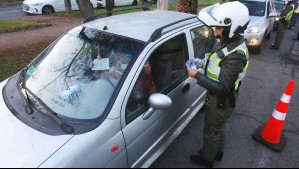 Multas superan los 100 mil pesos: Estos son los autos que no pueden circular este miércoles en 34 comunas
