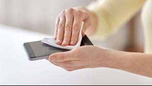 Ni cloro ni vinagre: Esta es la forma correcta de limpiar tu celular para eliminar gérmenes y no dañarlo