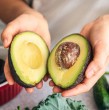El reconocido chef Heinz Wuth desmitificó una tradicional creencia de la cocina chilena que tiene relación con el cuesco de la palta. Revisa qué dijo y su explicación.