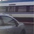 Vehículo municipal cruzó la vía férrea con las barreras abajo en San Pedro de la Paz. La maniobra generó indignación debido a los accidentes ferroviarios ocurridos en la zona. El municipio anunció un sumario.
