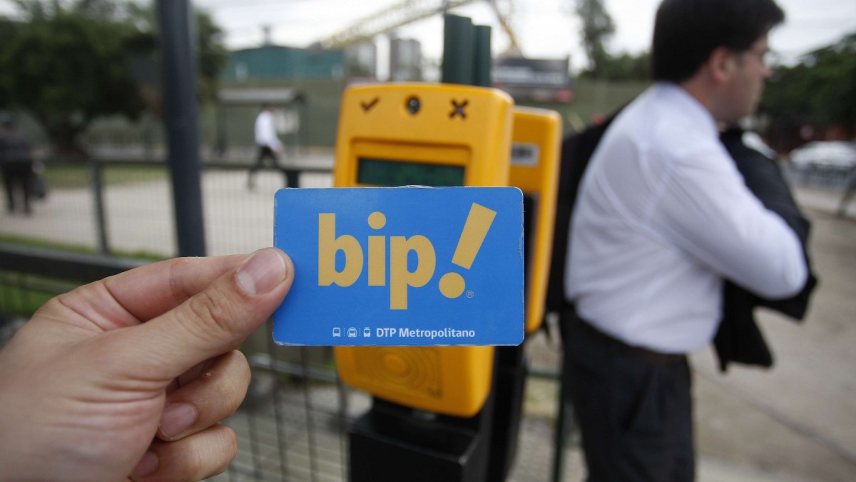 Metro de Santiago lanza nueva tarjeta bip! con temática de energías renovables: En estas estaciones puedes obtenerla