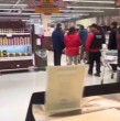 Un turbazo se registró en una joyería que estaba al interior de un supermercado Jumbo de la comuna de Maipú. El hecho fue cometido por 5 sujetos, quienes robaron especies avaluadas en cerca de $20 millones. ¡Detalles!