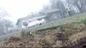 Hombre de 25 años falleció en accidente de tránsito en Bulnes: Auto cayó a una zanja