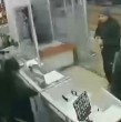 Un video captó el violento turbazo que se registró en una joyería de la comuna de Maipú, la que estaba ubicada al interior de un supermercado Jumbo. Los antisociales robaron cerca de $50 millones en diferentes joyas.