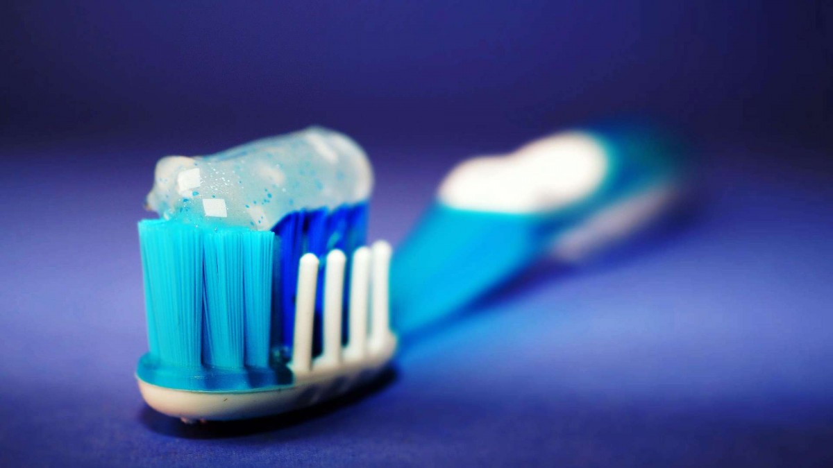 Por alertas sanitarias: Retiran popular pasta de dientes del mercado chileno tras casos adversos