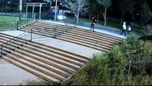 'No sé si lo hacen como diversión': Cámaras de seguridad captan a adolescentes lanzando piedras a vehículos en La Reina