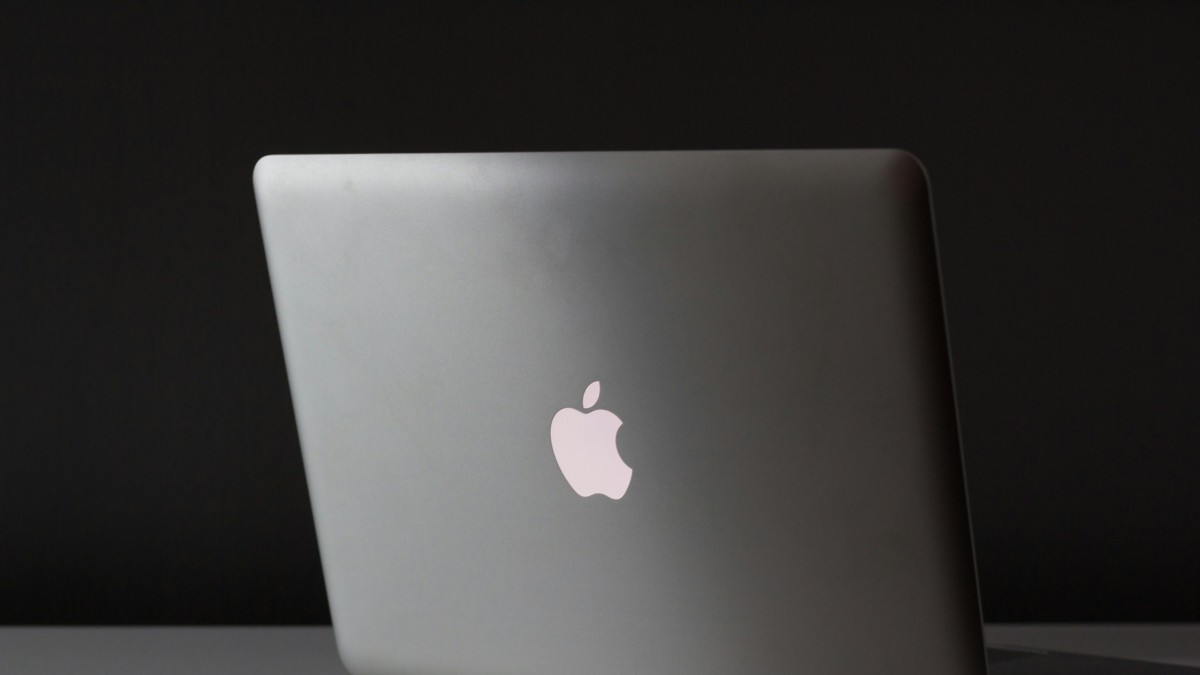 Distribuidora de Apple se querella contra trabajador por presunta estafa: Envió un MacBook Pro por el precio de un cargador