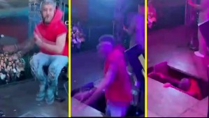 Video muestra feroz caída de cantante argentino durante show en vivo: Parte el escenario colpasó