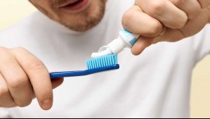 ¿Es mejor cepillarse los dientes antes o después de desayunar? Esto dicen los expertos