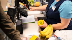 Descubren a cajera de supermercado que se coludió con un cliente para no cobrarle la mercadería