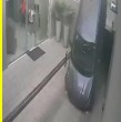 Una conductora protagonizó un accidente en Argentina tras caer con su auto desde una rampa elevada en un estacionamiento. El momento quedó registrado en video y, pese al impacto, salió ilesa.