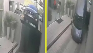 Aceleró el auto en la rampa de un estacionamiento y vehículo cayó al vacío: Video captó el momento