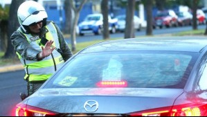 Revisa tu patente y evita multas: Estos son los autos que no pueden circular este miércoles en 34 comunas