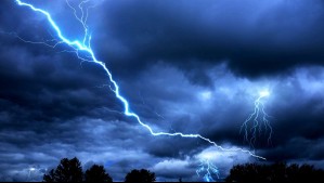 Incluida la RM: Emiten aviso por probables tormentas eléctricas para tres regiones de la zona central del país