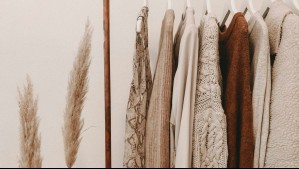 La apuesta internacional de chileno: Se asoció con diseñadora que ha vestido a Selena Gómez y reina de España