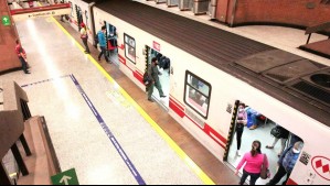 Metro de Santiago informa retraso en servicio de Línea 1 por corte de corriente