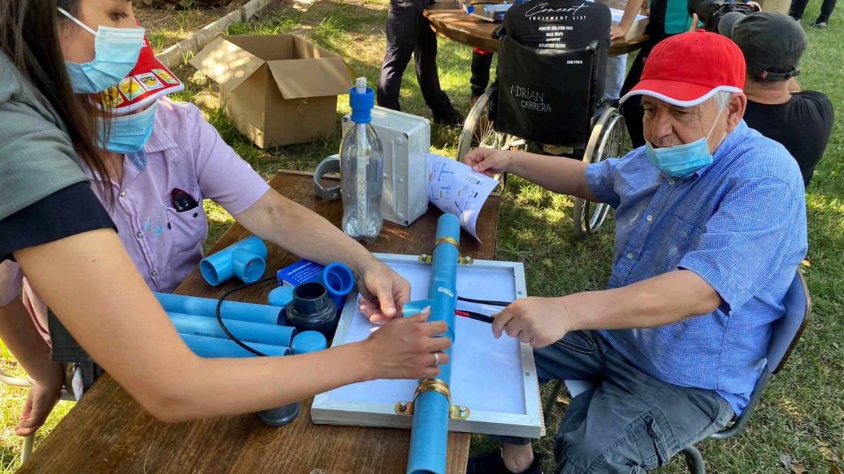 Fundación transforma residuos en energía solar con lámparas fabricadas a partir de materiales reciclados