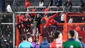 Violentos incidentes fuerzan suspensión de partido entre U de Chile e Independiente por la Copa Sudamericana