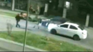 Video muestra violento portonazo a mujer en Puente Alto: Víctima fue amenazada con armas de fuego
