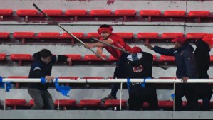 Ataques entre hinchas, barristas heridos y desnudos: Los registros que deja el violento duelo entre U de Chile e Independiente