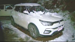 Ruta cerrada y autos abandonados: Lo que ha dejado las nevadas en el camino Farellones