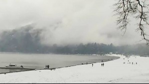 Hermosa postal después de la nieve: Lago Caburgua amaneció completamente blanco