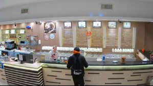 'Perdóname, pero te tengo que robar': Video muestra a ladrón robando heladería sin utilizar violencia y pidiendo disculpas