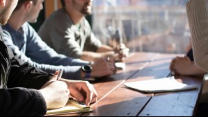 ¿Por qué los jóvenes en China pagan por ir a una oficina y fingir que trabajan?