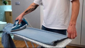 Está en todas las cocinas: El truco para planchar más rápido sin dejar arrugas