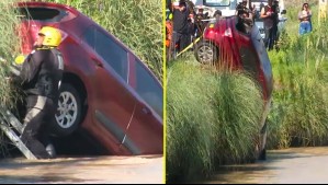 Video muestra cómo grúa sacó auto que cayó al canal San Carlos en La Florida
