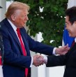 El presidente Donald Trump ha causado cierta preocupación por su actual estado de salud, debido a que se le ha visto con hematomas en sus manos producto de una insuficiencia venosa crónica. Revisa qué ocurre con el mandatario.