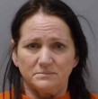 Karina Cooper fue sentenciada a cadena perpetua por asesinar a su esposo en Iowa. Tras cobrar 515 mil dólares del seguro, los hermanos de la víctima buscan recuperar el dinero en tribunales.