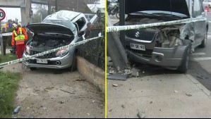 Caótico accidente en Renca: Camioneta colisionó con un vehículo, impactó una casa y un poste fue derribado