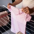 Revisa en qué consiste el truco holandés que te ayudará a secar tu ropa más rápido en invierno y sin secadora. Este método es poco conocido en Chile, pero resulta ser efectivo.