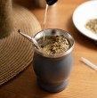 El mate puede darte energía, aportar antioxidantes y ayudar a controlar el azúcar, pero también puede generar efectos negativos por su cafeína. Conoce qué es lo ideal al tomar mate todos los días.