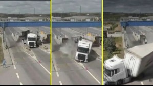 Camión pierde el control y choca contra peaje en Turquía: También impactó a un vehículo policial