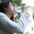 Beber agua con gas puede hidratarte mejor, ayudar a la digestión y dar sensación de saciedad, pero también daña el esmalte dental y causa hinchazón. Conoce qué dicen los especialistas.