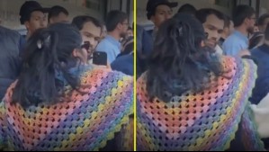 Todo quedó captado en video: Detienen a mujer que botó de un manotazo celular de periodista de José Antonio Kast