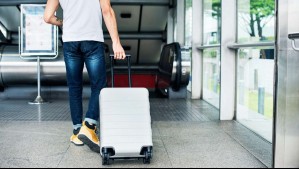 Le robaron la maleta en el aeropuerto y cuando encontró al ladrón, estaba vestido con su propia ropa